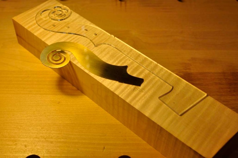 透明のテンプレートで使いたい年輪と杢の場所の目安をつけて位置を決めればテンプレートを当ててアウトラインを写します