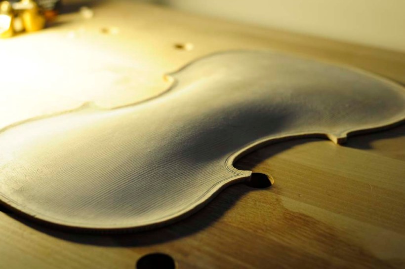 F字孔を切る前、この後も調整は続きます