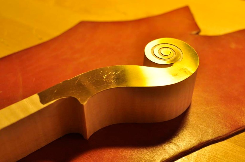 テンプレートを合わせたりスコヤで直角を確認しながら整えます。ぴったりに仕上がりました。