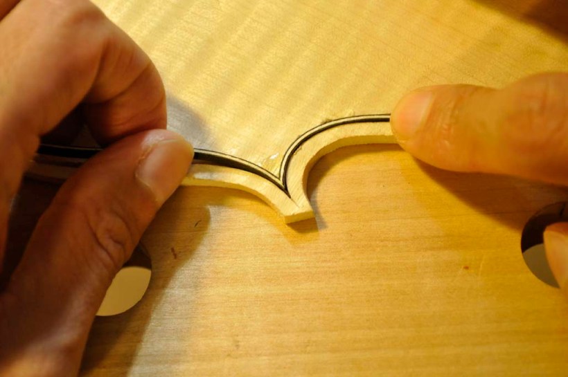 パーフリング材の長さを合わせながら先端を合わせます