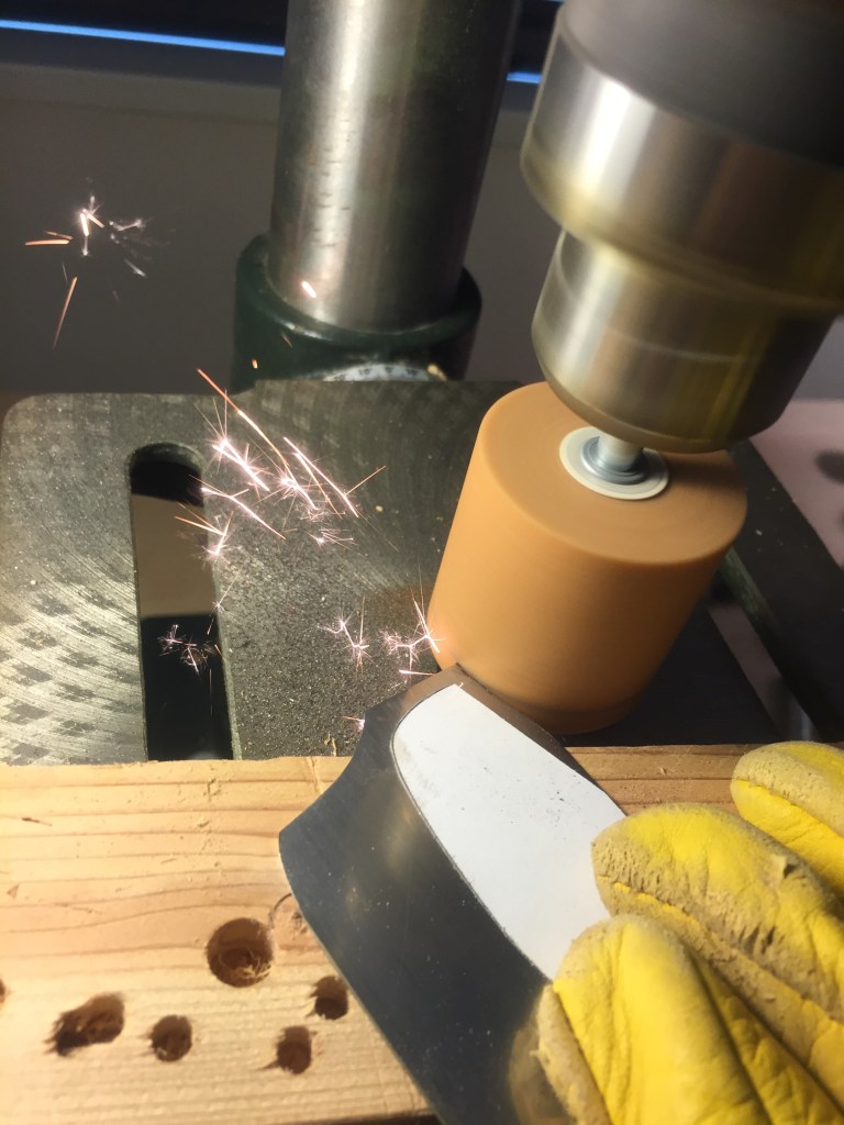 撮影のため片手で当てているので地味な火花ですが、両手でしっかりと加工していると結構派手な火花が散ります