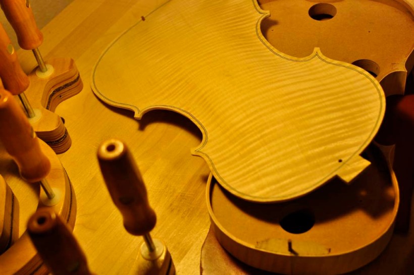 接着前には十分な確認が必要です。何か忘れていないかな？と念を入れて接着です