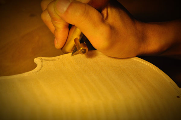 エッジにしっかりと当てて罫書きます