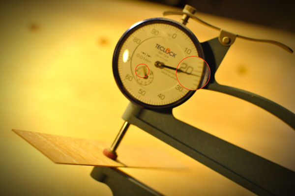 横板の厚みを計測