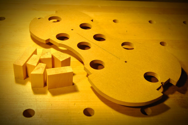 これらのブロック材をコーナー部などに接着します