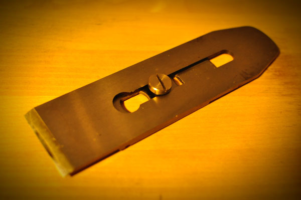 このネジで刃に裏金が留まっています