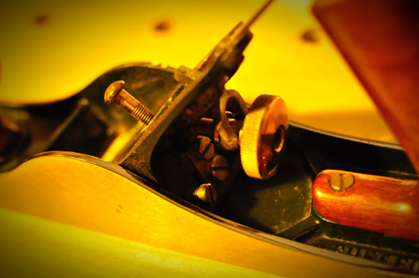 中央の真鍮のダイヤルが刃の出し入れに連動しています