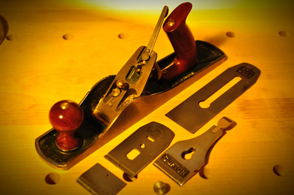 刃に関する部分を分解した状態、まだ台についているパーツもさらに分解でき、調整が可能です