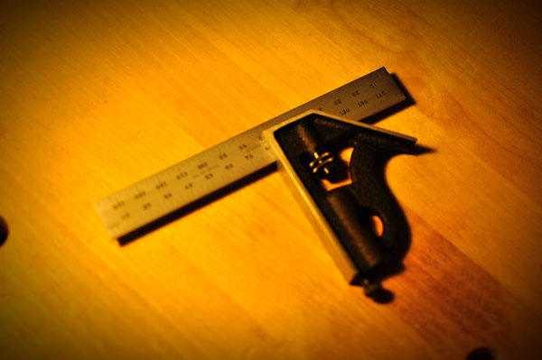 定規にレールが切られており、そのレールに沿ってスライドすることが出来ます