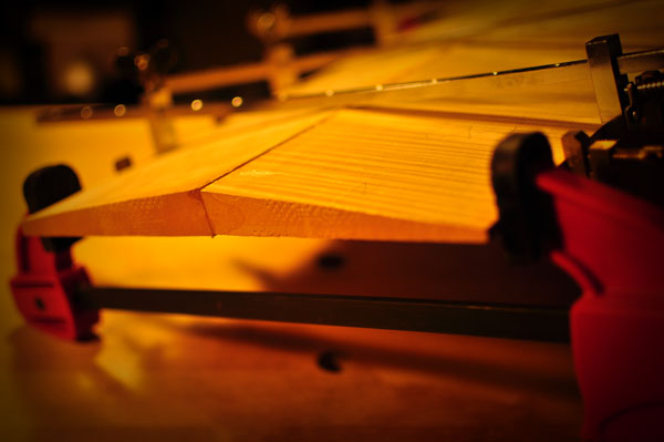 接着前は仮留めで接着面の確認をします