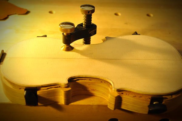 これからヴァイオリン表板の内側を削り出してゆきます