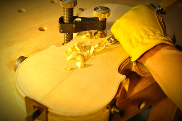 スプルースは柔らかいので楽しいほど削れます