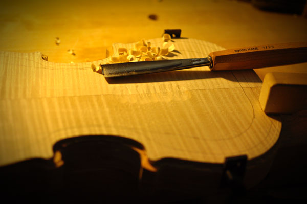 裏板の内側を削り始めます