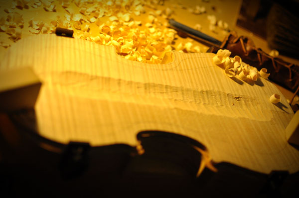 メイプルは硬いので遅々とした進み具合