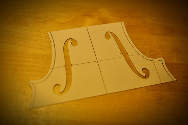 アートナイフでは切りづらく、ハサミでも切りづらいですが、なんとか