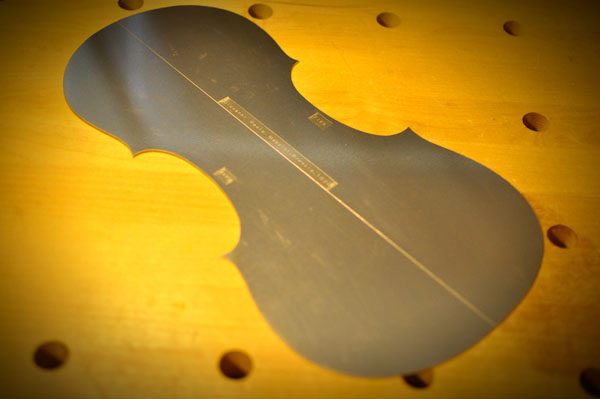 中心線とモデル名、低音側及び高音側の表記