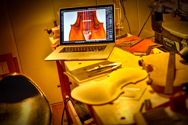 資料上でシミュレーションしながらf字孔の位置を割り出してゆきます