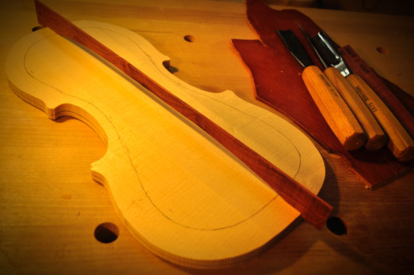 エッジ部分の削り出すエリアに印づけ、作ったテンプレートはこのように当てて使用します