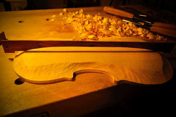 今後はテンプレートが当たっている部分を削り落としながら縦のアーチを作ってゆきます