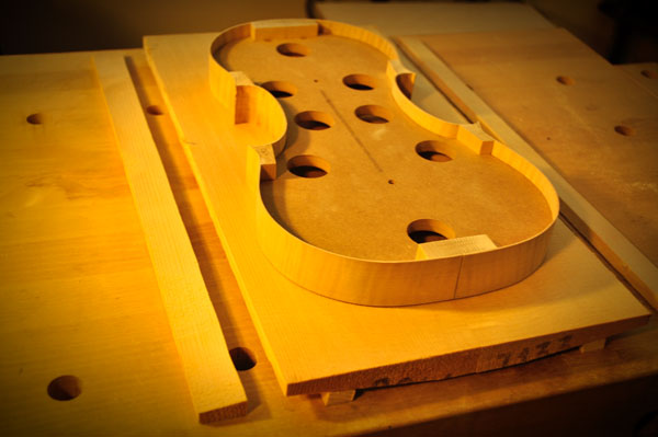 ヴァイオリン表板材の余白部分をカット