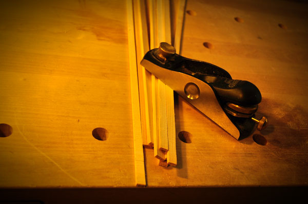 カットしたスプルース材をスライス状に切り出す