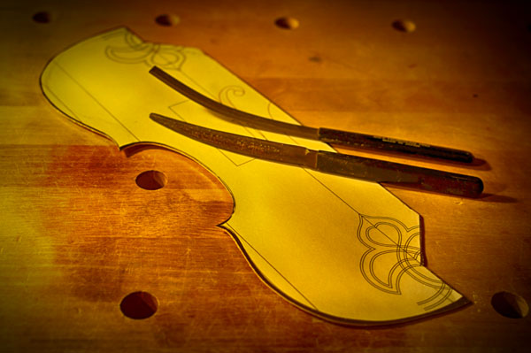 アバウトにアウトラインをカットし、整形は金ヤスリで