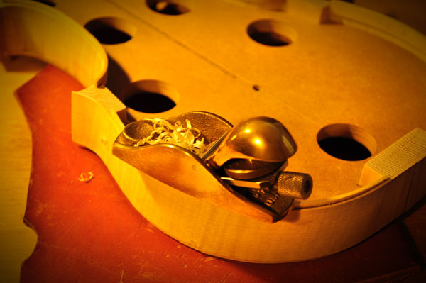 高く出ている余分なライニングを削り、平らにする