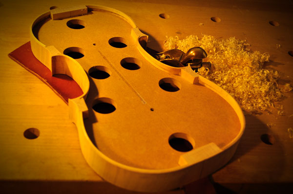 9割程を鉋で落とせば、あとはガラス板のサンドペーパーで仕上げます