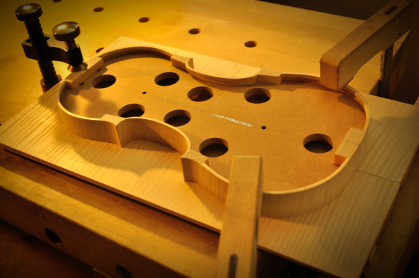 リブと板の中心を合わせしっかりと固定