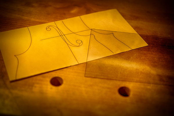 薄いアクリル板をテンプレートの素材にします