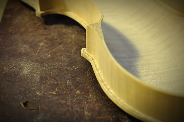 リブとエッジの距離が均等になるように整形してゆきます