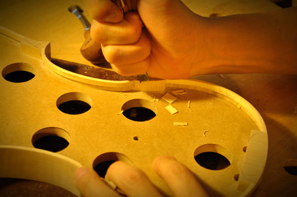 少し削っては木口を切断するという繰り返しで注意散漫になりがちですが、神は細部に宿ります