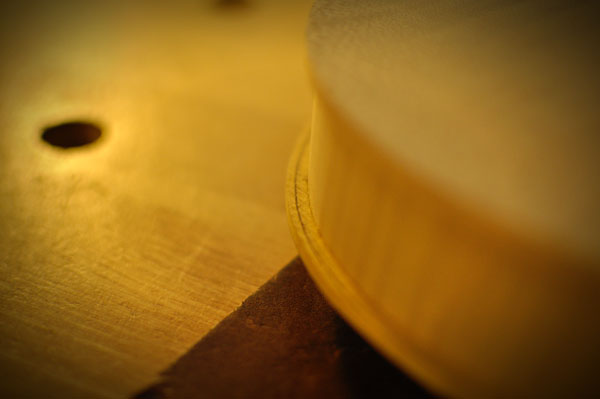 表板もリブとエッジの距離を整えます