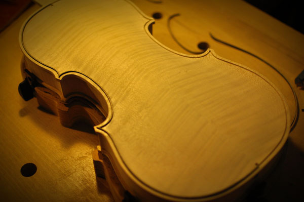 溝に象嵌してゆきます