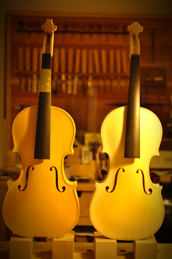 左が標準サイズのストラド・モデル(表)