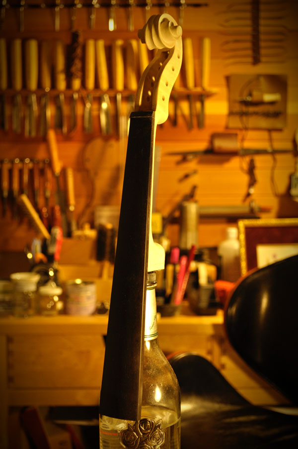 指板が接着されると一瞬にして雰囲気もキリッとします