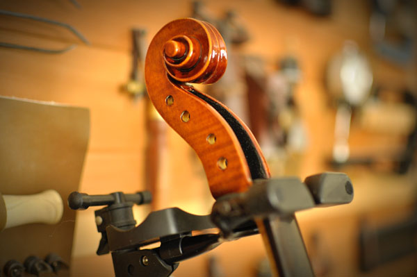 ペグボックスとスクロール部