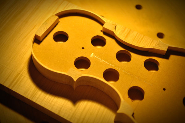 横板の取り付けとライニングの接着