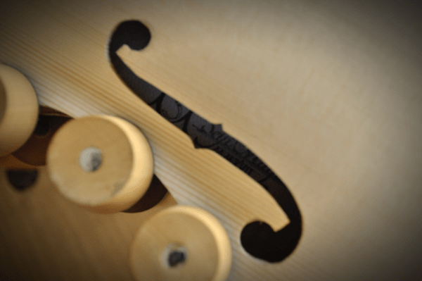 F字孔からのラベル