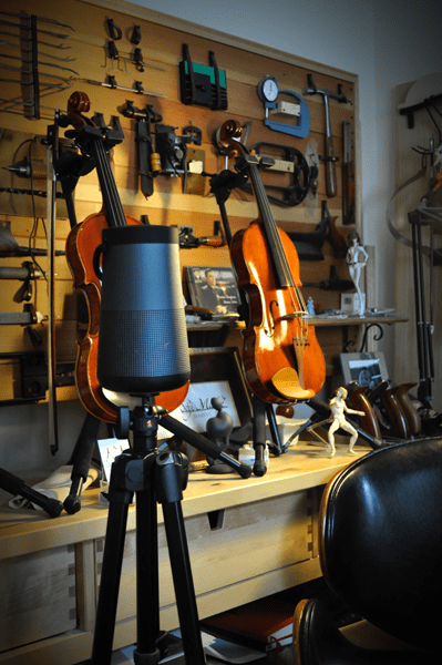 工房内では三脚を使用して設置