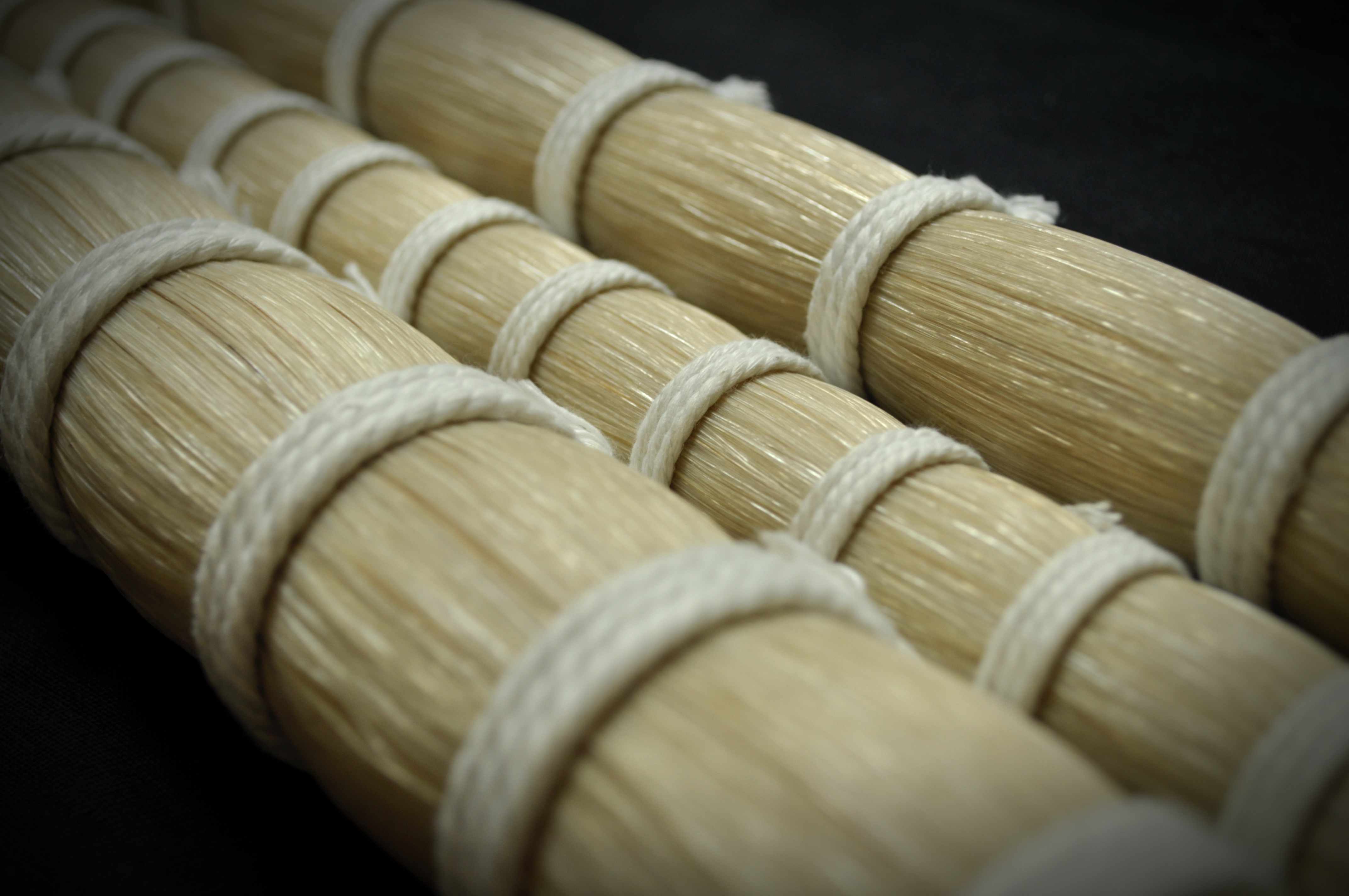 弓毛) 左:無漂白、中央と右:弱漂白