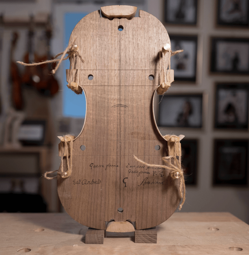 How stradivari glueed ribs onto forma